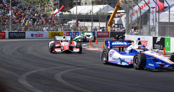 Voitures de Formule 1 en action sur un circuit de course