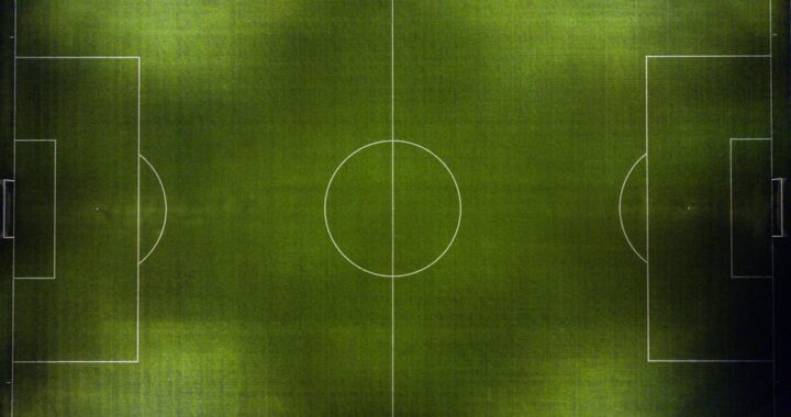 Vue aérienne d'un stade de football illuminé en soirée