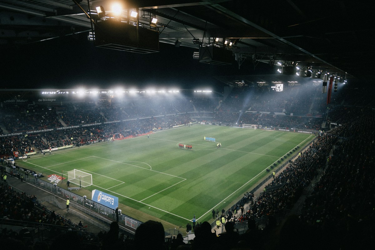 Stade de football rempli de supporters, illustration du match MC Alger - Rangers International en Ligue des champions CAF
